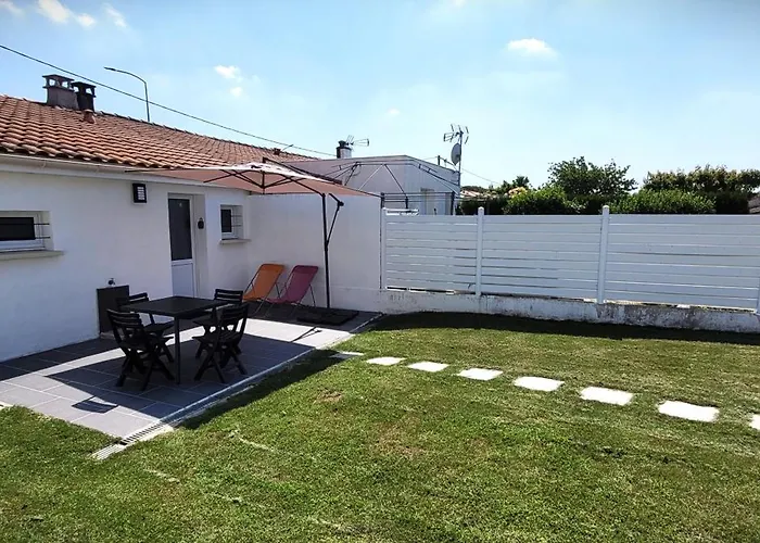 Holiday home Maison Pour 2 A 4 Personnes Avec Jardin Proche De La Et Des Commerces