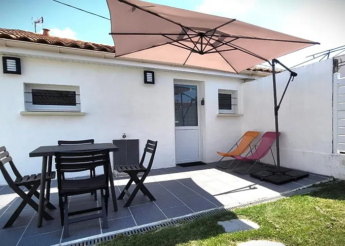 Holiday home Maison Pour 2 A 4 Personnes Avec Jardin Proche De La Et Des Commerces *